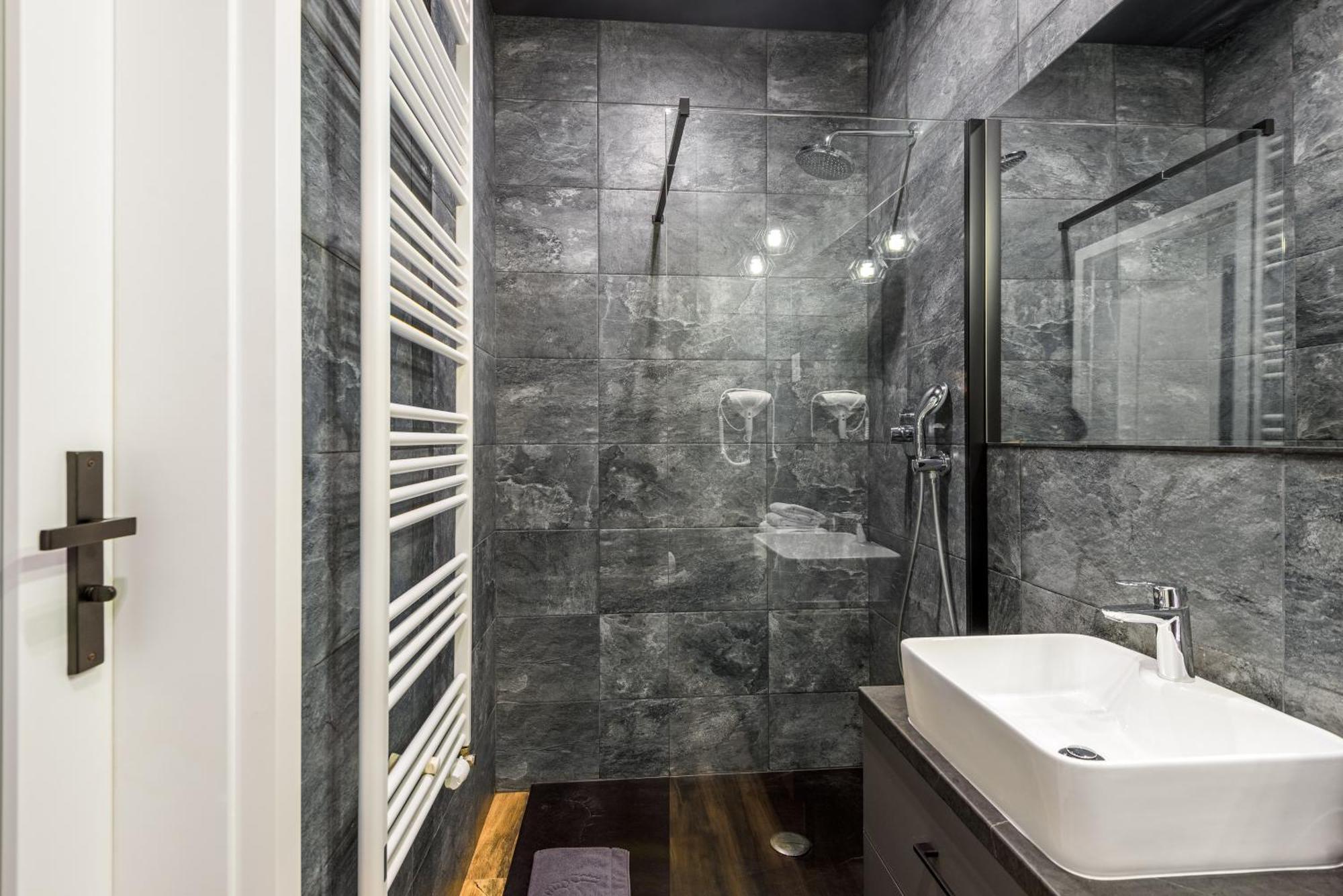 Kairos - Manhattan Premium-klimatyzacja-silownia-sala Kinowa Katovice
